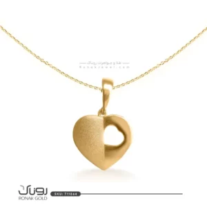 گردنبند طلای تودلی با طراحی گره‌ای منحصر به فرد و حلقه‌های متصل، ظاهر شیک و جذابی دارد که می‌تواند به عنوان یک اکسسوری خاص در هر مناسبت استفاده شود